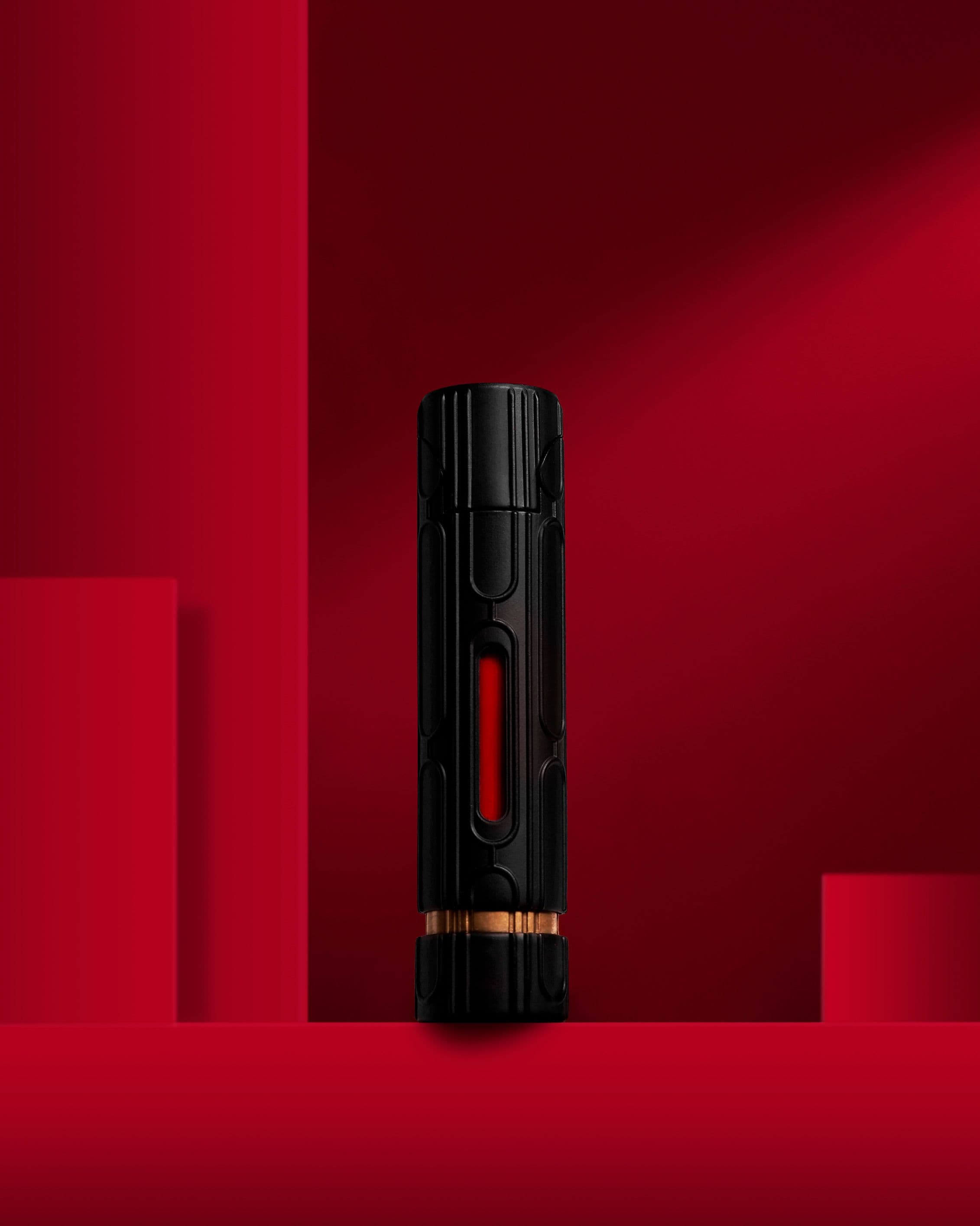 Des mains tenant le rouge à lèvre éclips